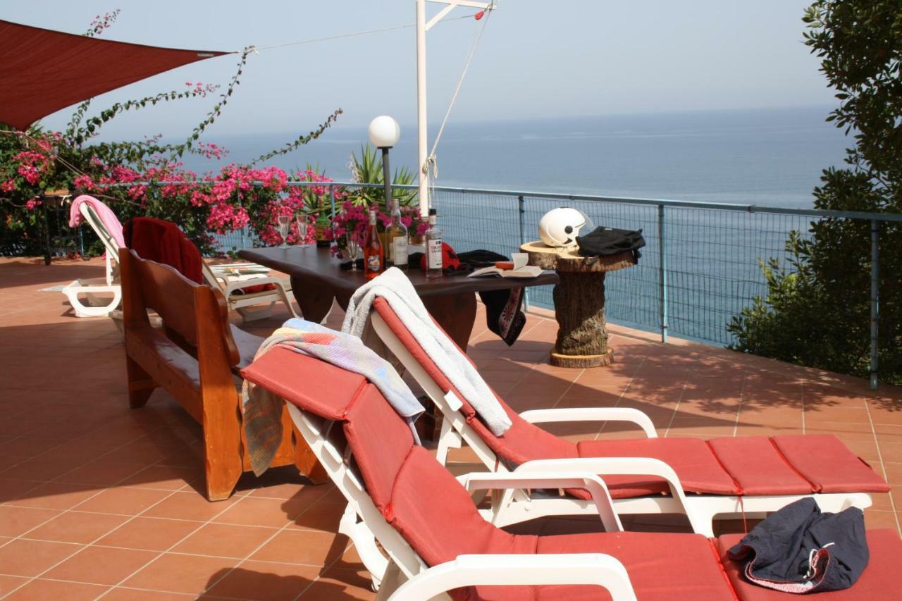 Camere & Case Vacanze Lo Scoglio Castel di Tusa Exterior foto